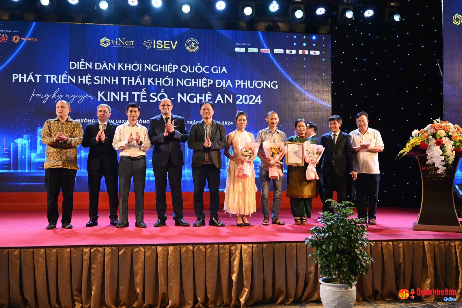 Ban tổ chức tặng quà lưu niệm và hoa cho đai biểu quốc tế và các nhà tài trợ tổ chức diễn đàn.